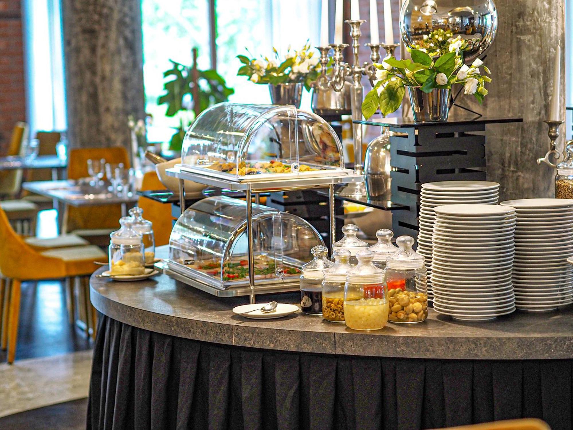 Willa Port Ostróda Exterior foto A buffet at a hotel